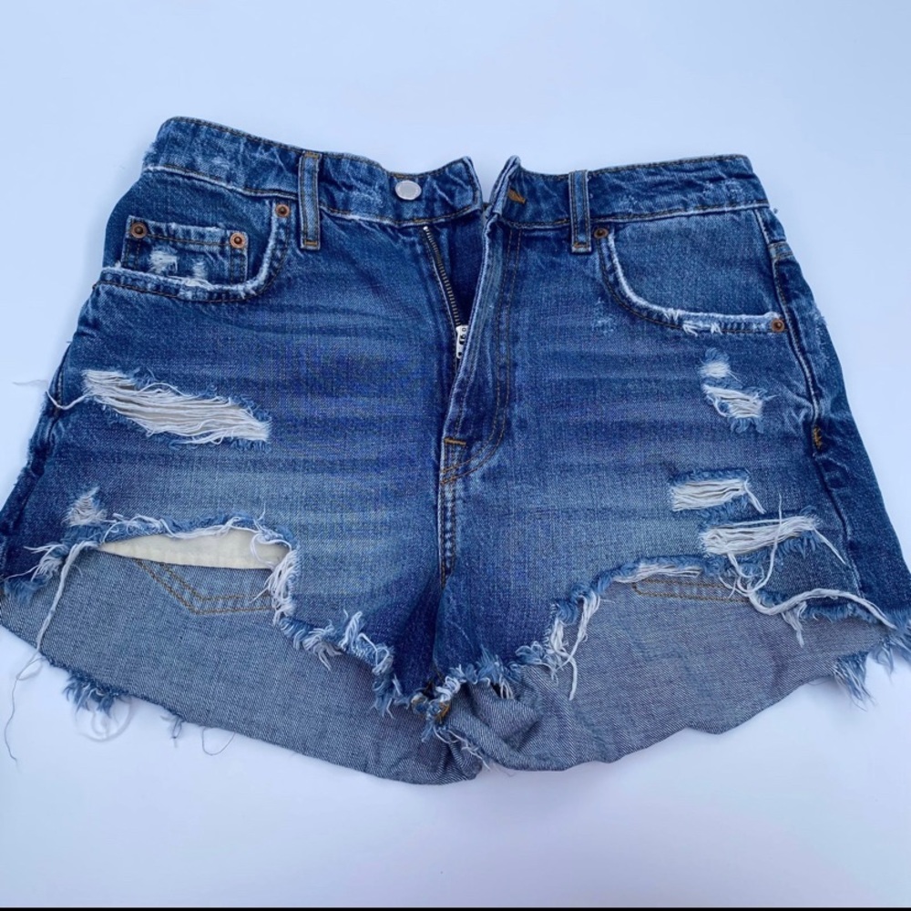 High Rise blue denim jeans shorts
Zara size 6